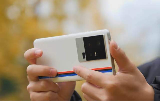 一加11后来居上？预算4000元左右，哪款骁龙8Gen2手机更值得买？